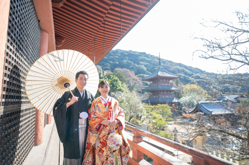 三重の塔を背景に和傘ショット！