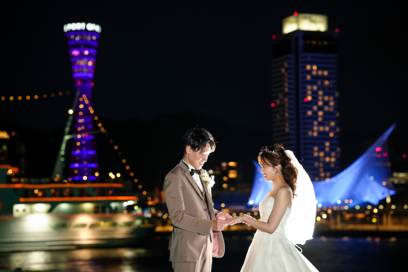 神戸の夜景を後ろに新郎様から新婦様へ◎♡