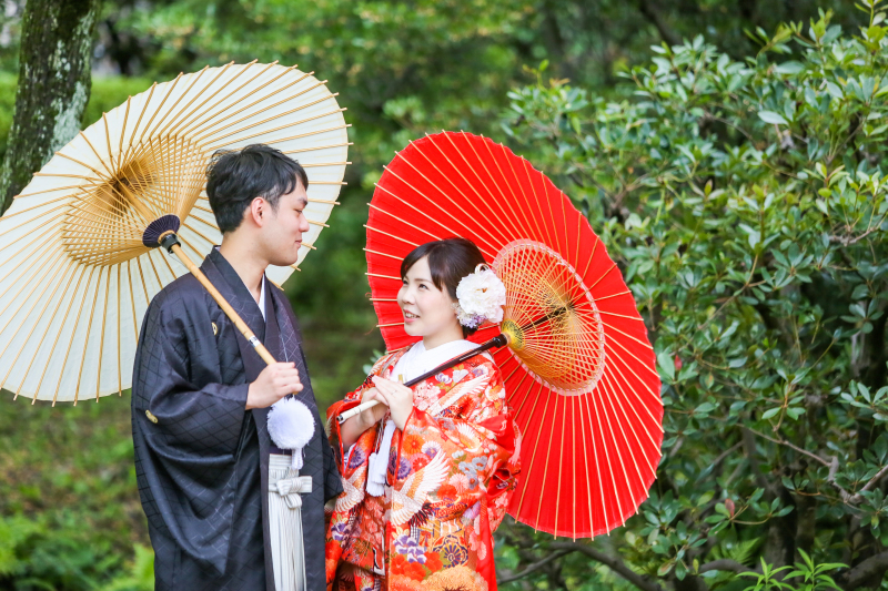 紅白の傘を持って…