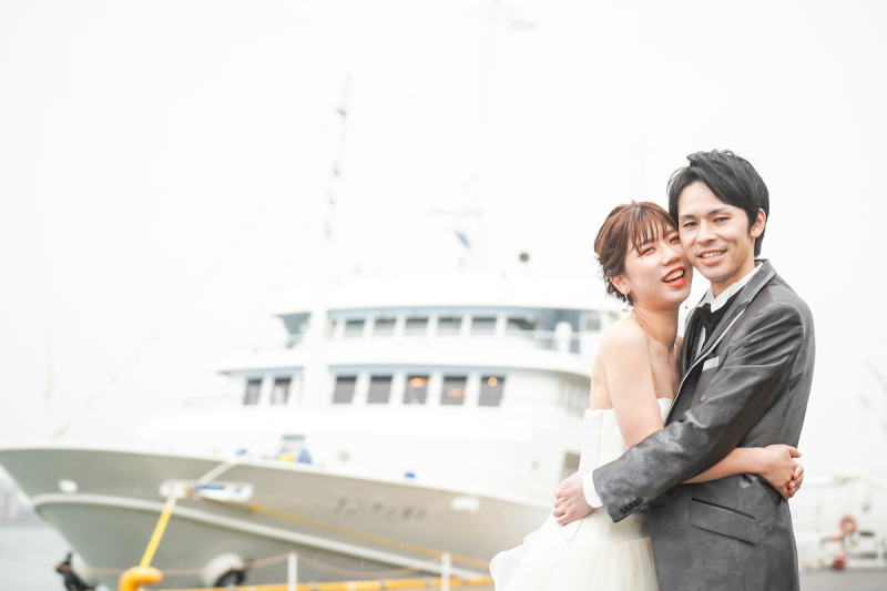 寄り添いあったお二人の幸せそうな笑顔♡