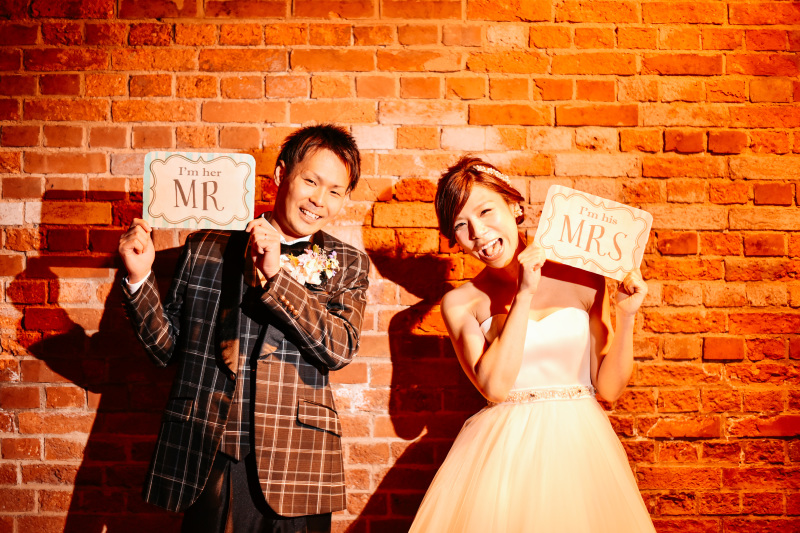 レンガをバックに