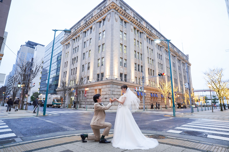 おしゃれな建物の前でプロポーズ◎