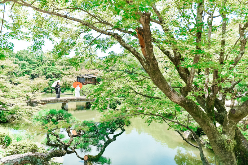 本格的な和庭園の橋の上で。。