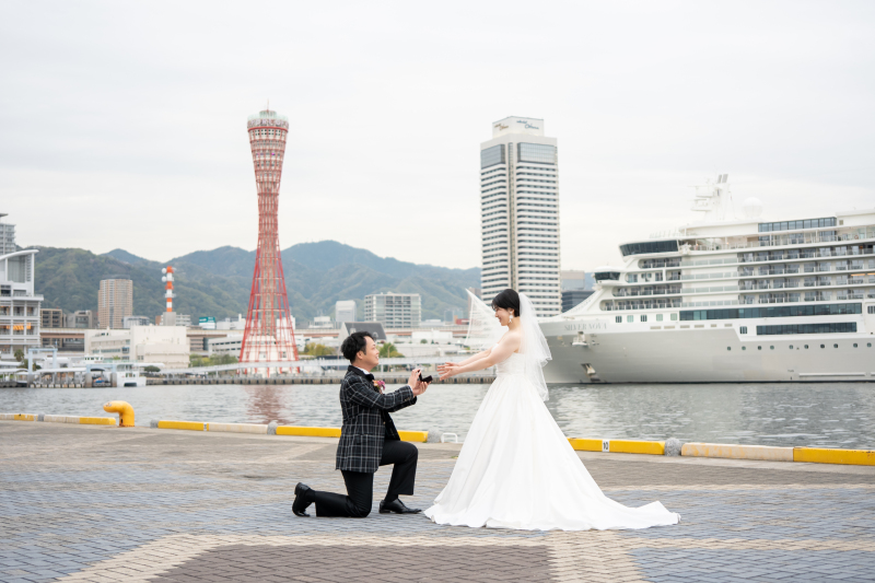 神戸らしい背景に新郎様から新婦様へ◎♡