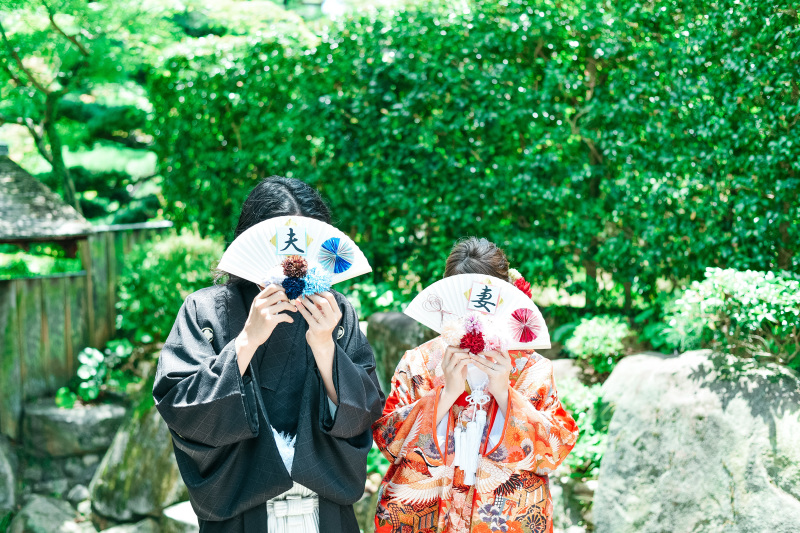 扇子でお顔を隠して。。