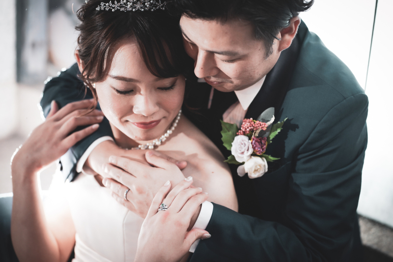 新郎さんが後ろからハグ♡