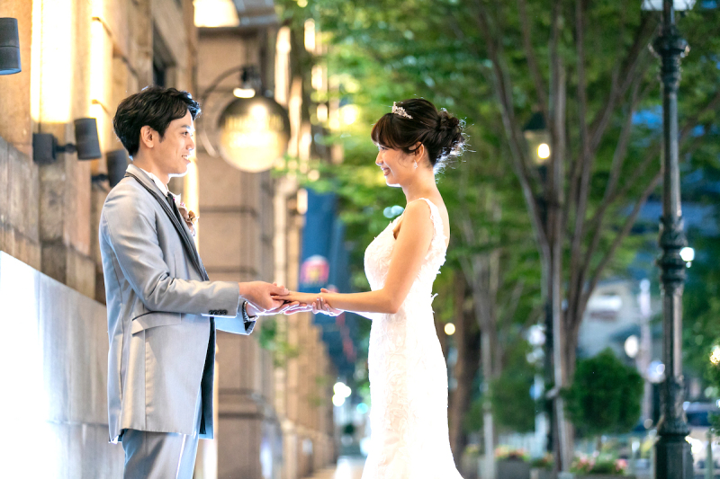 手を取り合いロマンチックなカット♡