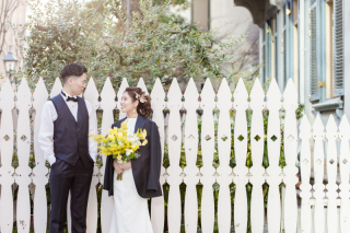 ジャケットを着せてもらってうれしそうな新婦さん♡仲睦まじいおふたりになんとも微笑ましい１枚です♡♡