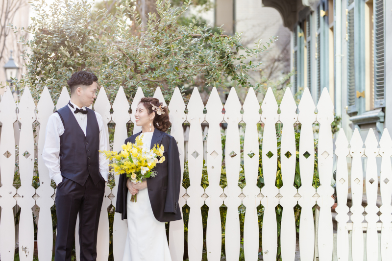 ジャケットを着せてもらってうれしそうな新婦さん♡仲睦まじいおふたりになんとも微笑ましい１枚です♡♡