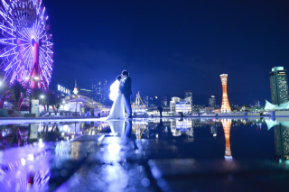 ハーバーランドを背景にふたりの記念日を締めくくるナイトウェディングフォトです。ふたりのロマンチックな空間づくりを大切にしています。
