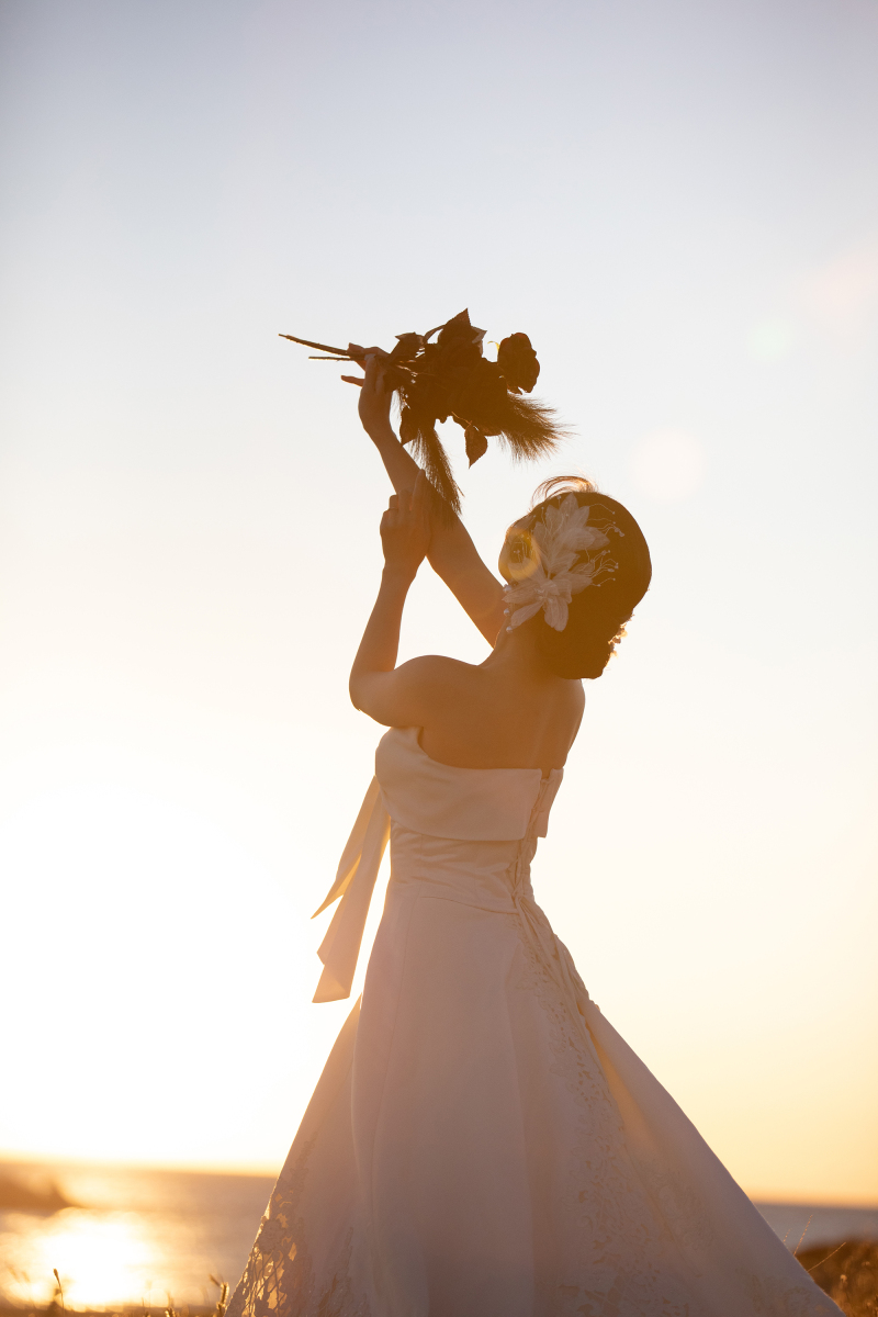 お持ち込みのブーケで夕日をバックに。