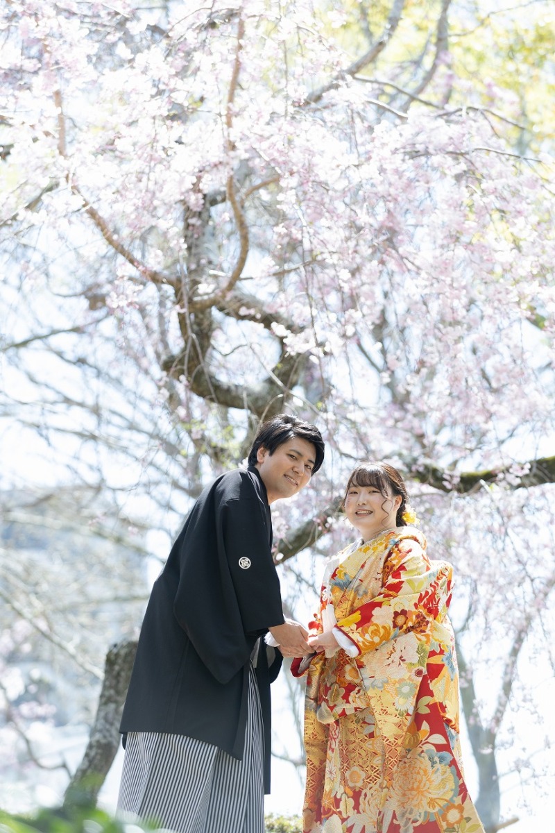 手を取り合って