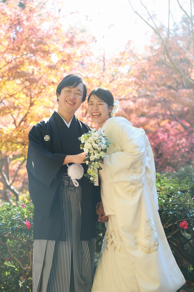 紅葉を背景に満面の笑み!