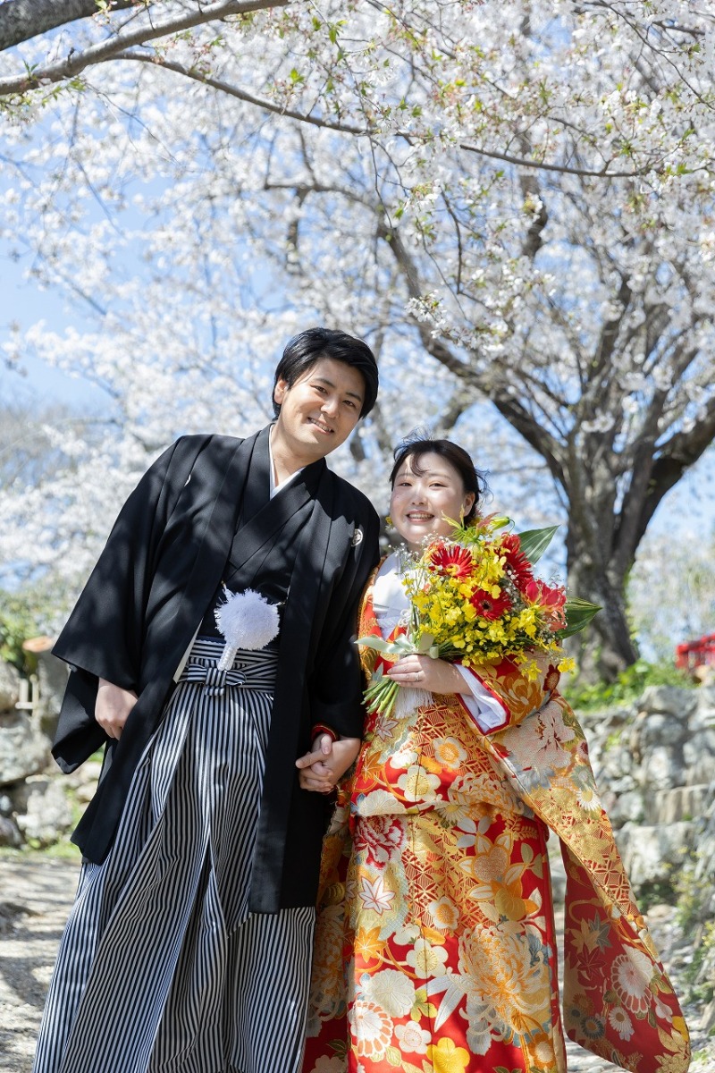 桜祭りで大賑わい