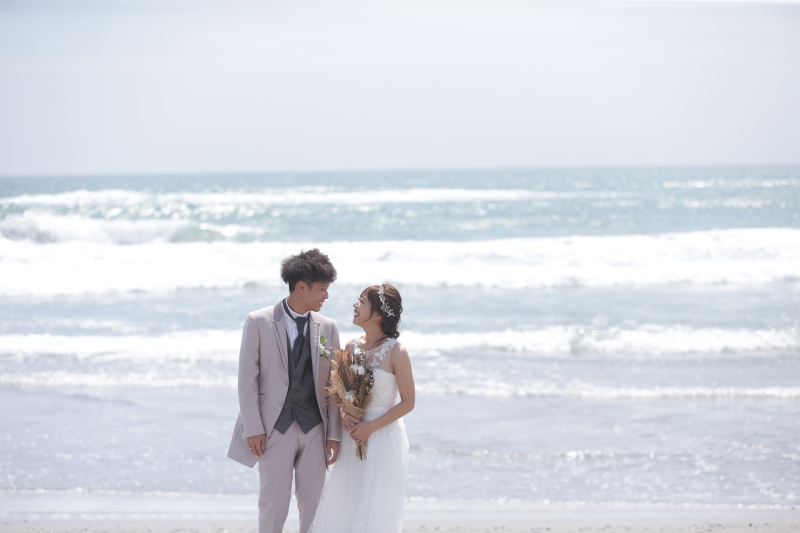 海での開放的なロケーション撮影で、最高のフォトウェディングに♪