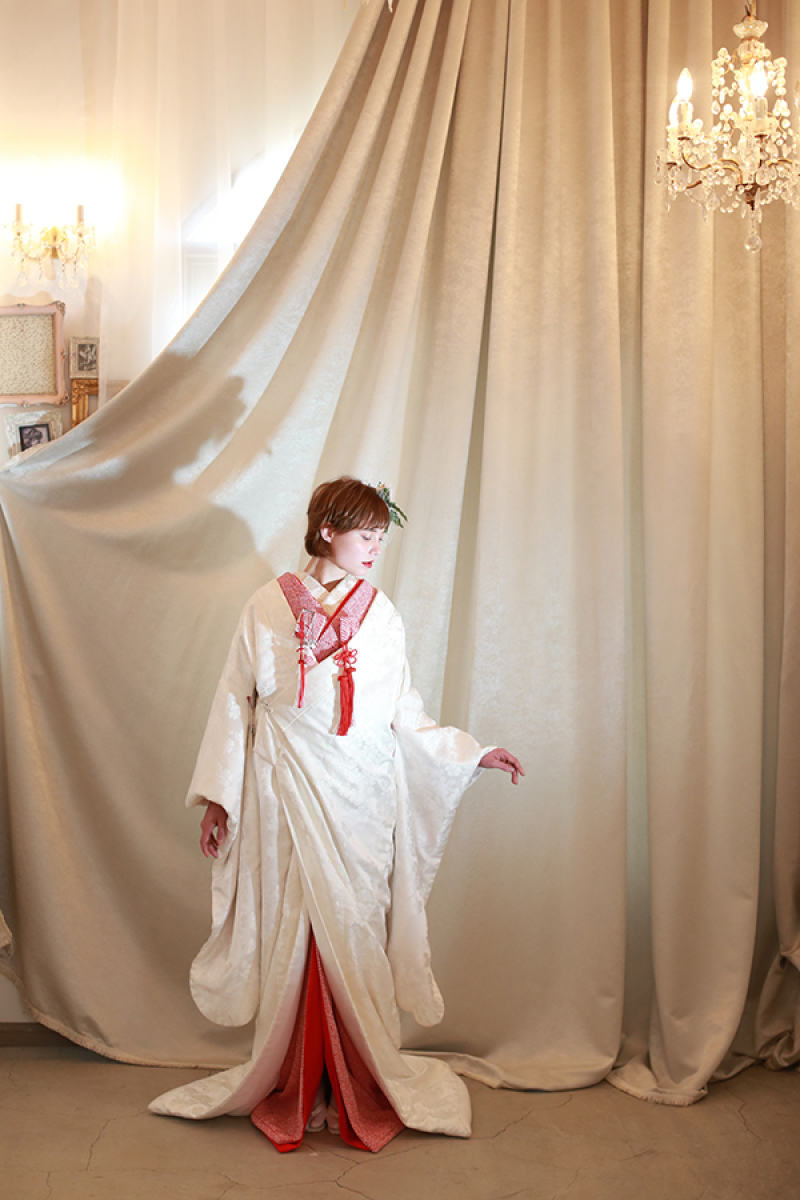 白無垢をアンティークな空間で