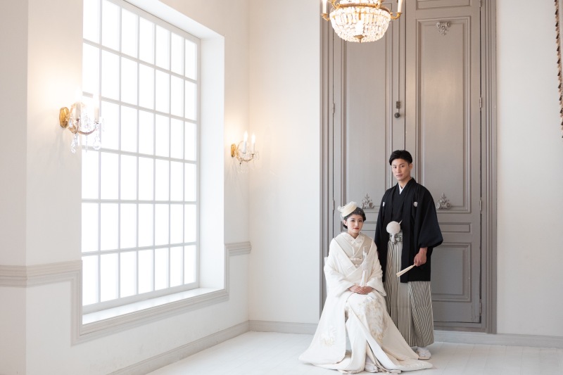 ブラウンの大きな扉の前で。