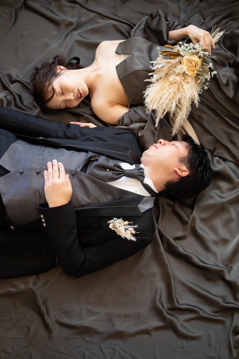 スタジオならではの、寝転がりショット。