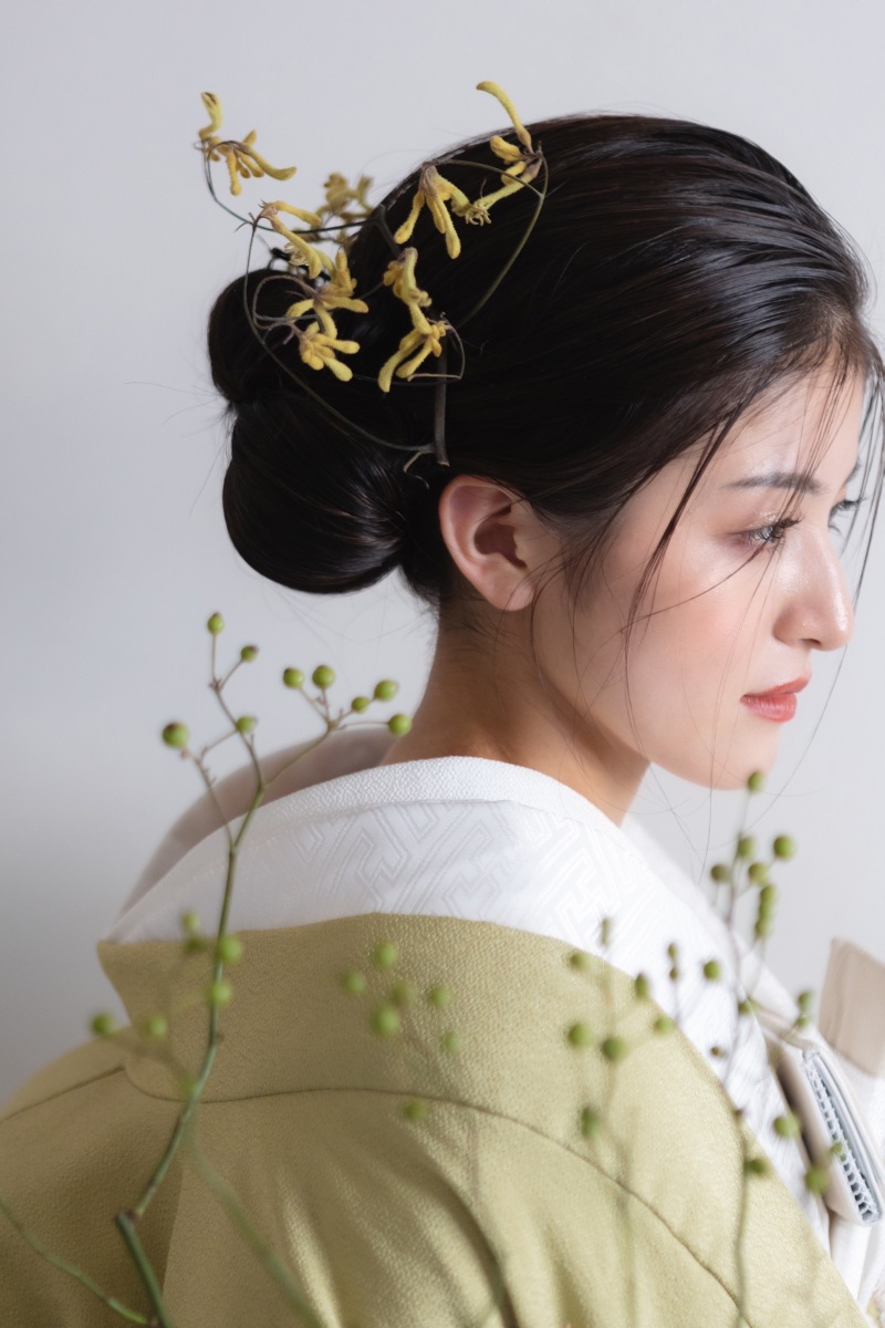 生花の髪飾りを付けて。