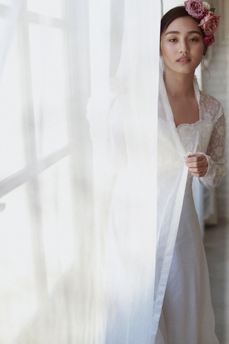 アンティーク調なドレスと生花を身に着けて・・・