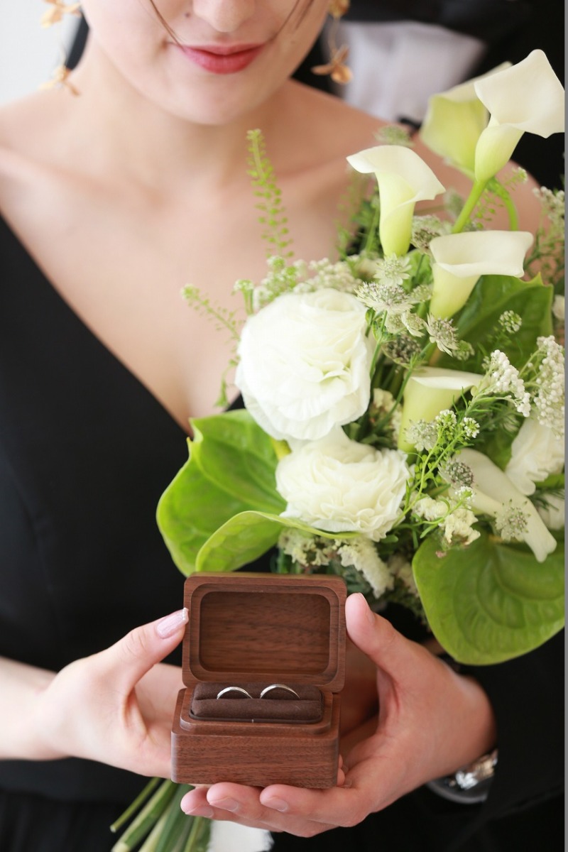 リングケースに手を添えて。