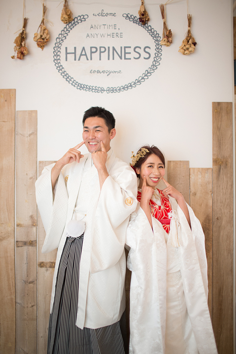 木目とオシャレなデザインの壁でハッピーフォト。