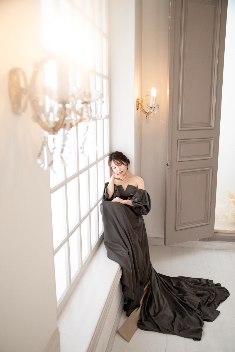 スタジオでは、カーキのドレスにチェンジ