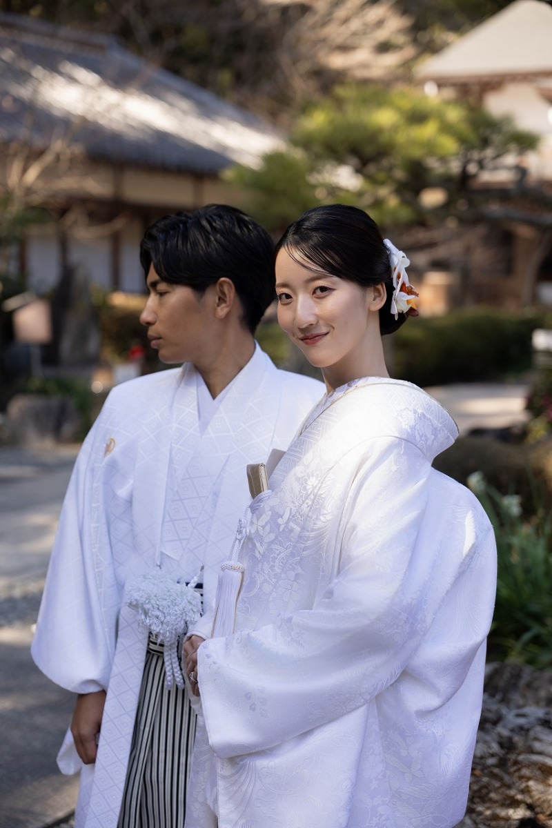 ツヤ感のあるヘアメイクに