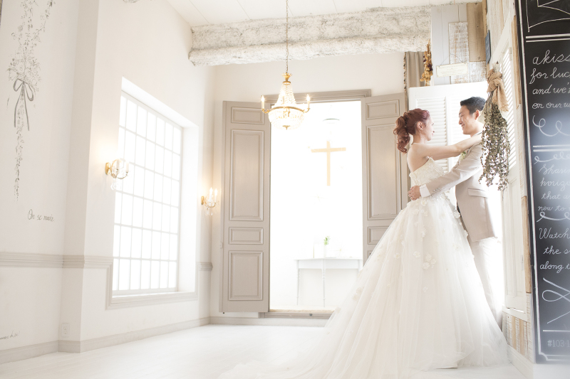 白を基調としたスタジオで。