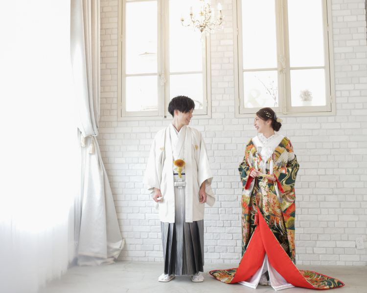 おふたりらしい衣装の色使い。