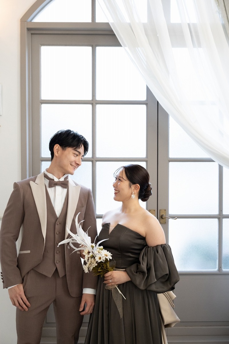 シックな黒ドレスで大人の美しさ