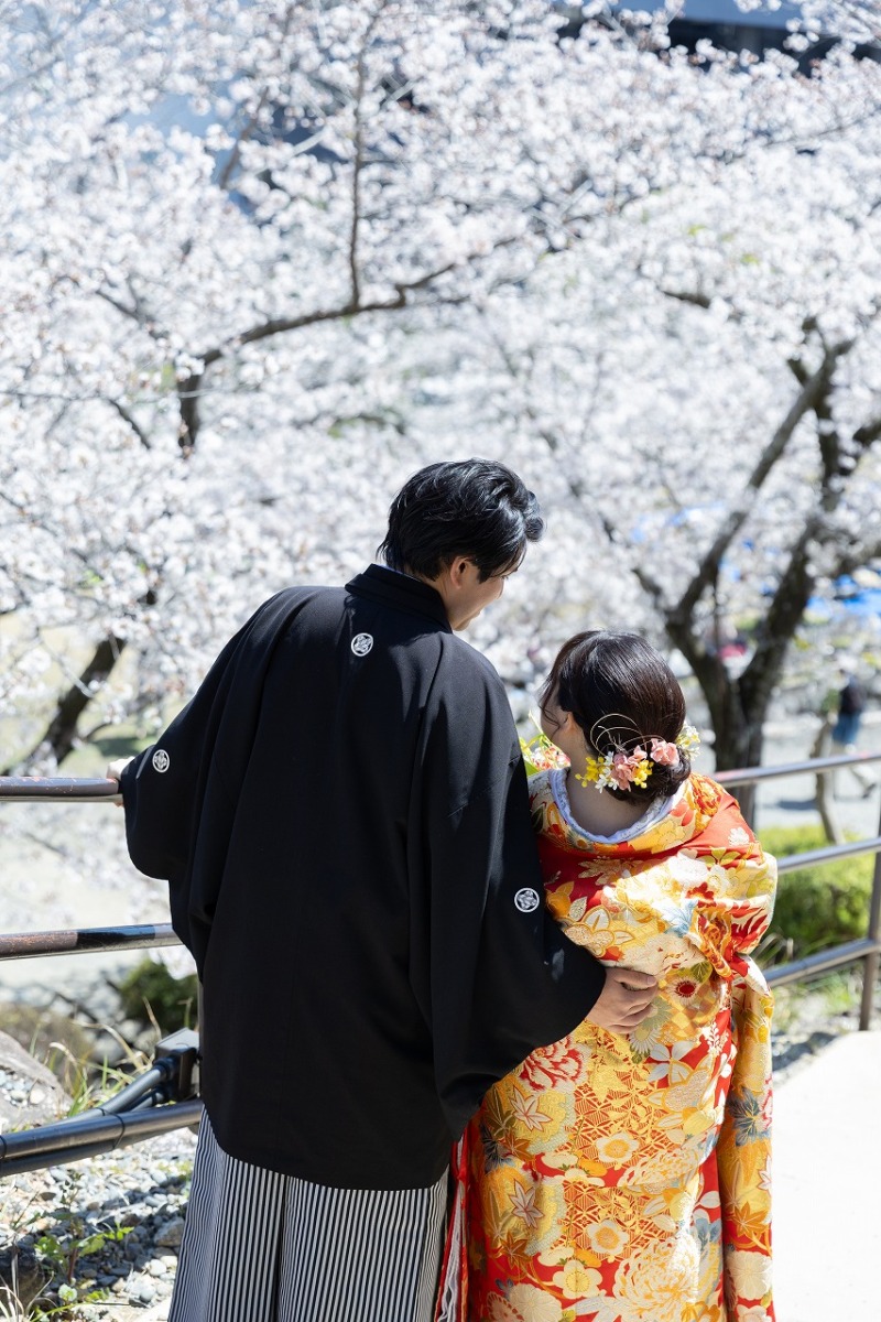 桜を眺めるお二人♪