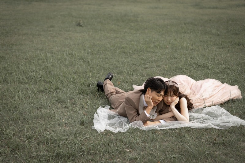 芝生で寝転がって