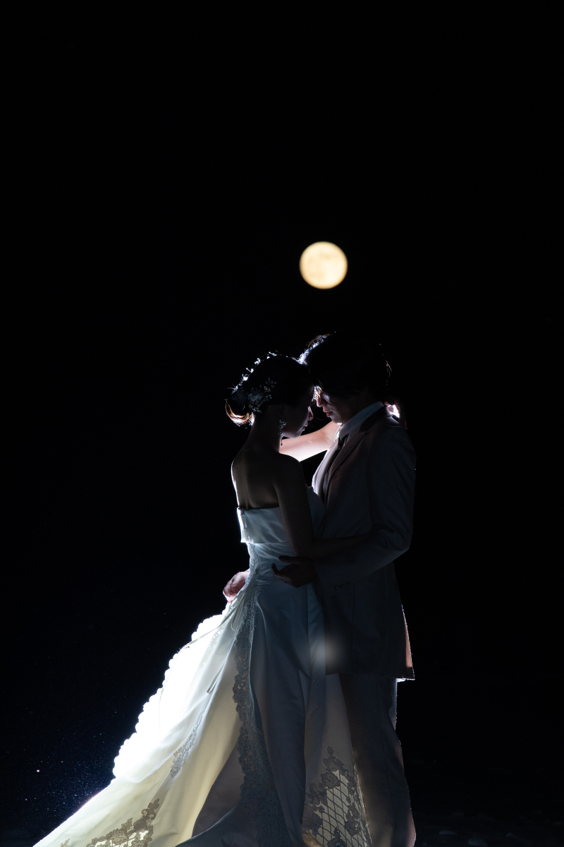 ちょうど満月だったので、夜景写真も。