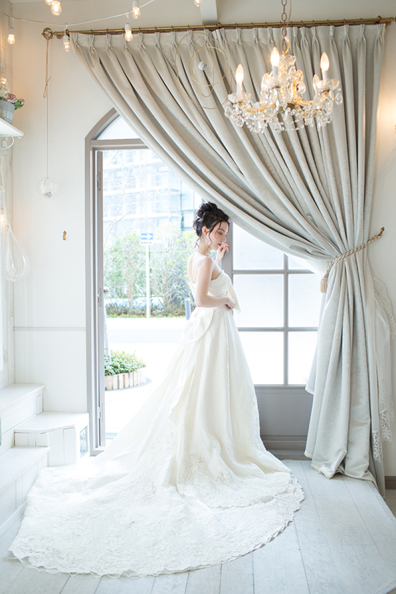 王道ドレスとアップヘアでイメージチェンジ。