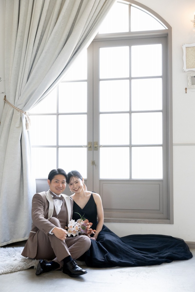 座りのショットでドレスもふんわりと