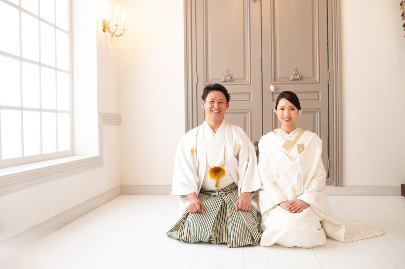 ホワイト×ゴールドで大人な雰囲気漂う和装フォト♪