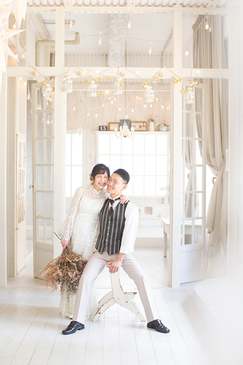 ジャケットを脱いでカジュアルスタイルに。