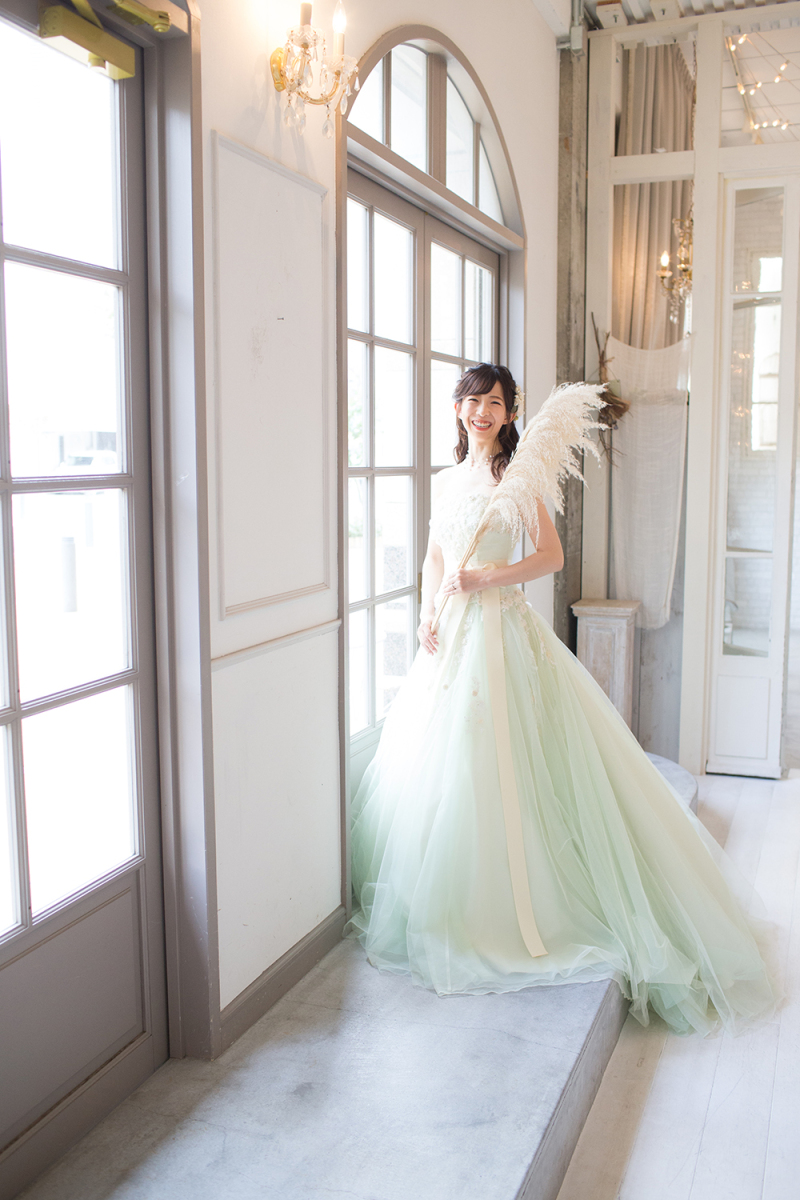 淡いカラードレスで優しい印象。