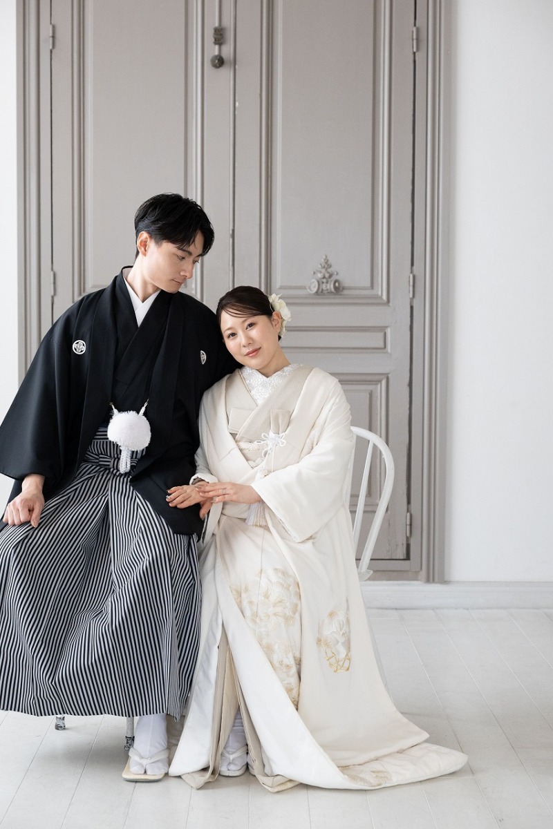 伝統を纏う白無垢と黒紋付