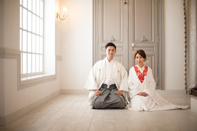 アンティーク調の大きな扉と窓。