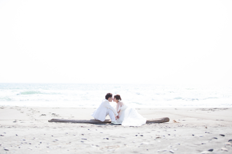 砂浜と海はウェディングドレスとの相性もピッタリ♪
