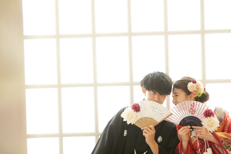 扇子を持ってひそひそ。