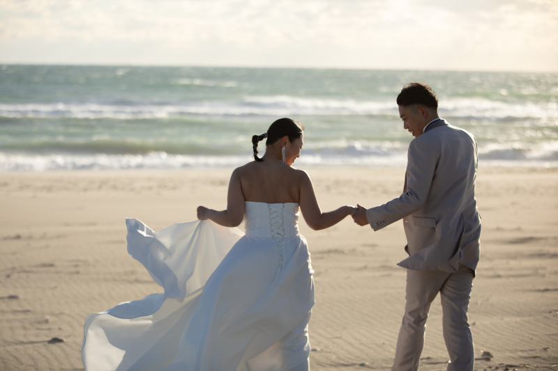 波打ち際まで手をつないでお散歩♩