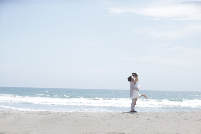 新婦様のご希望で、波打ち際での抱っこ写真♡