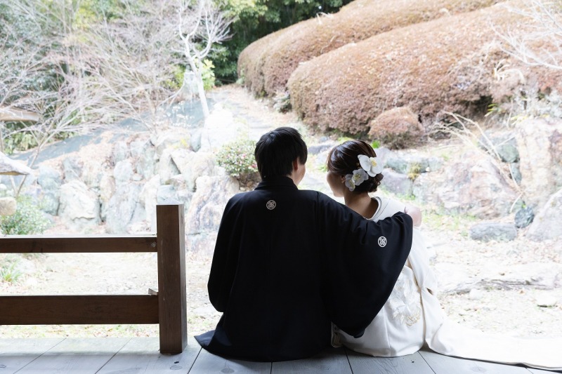 おふたりの距離感が素敵な後ろ姿