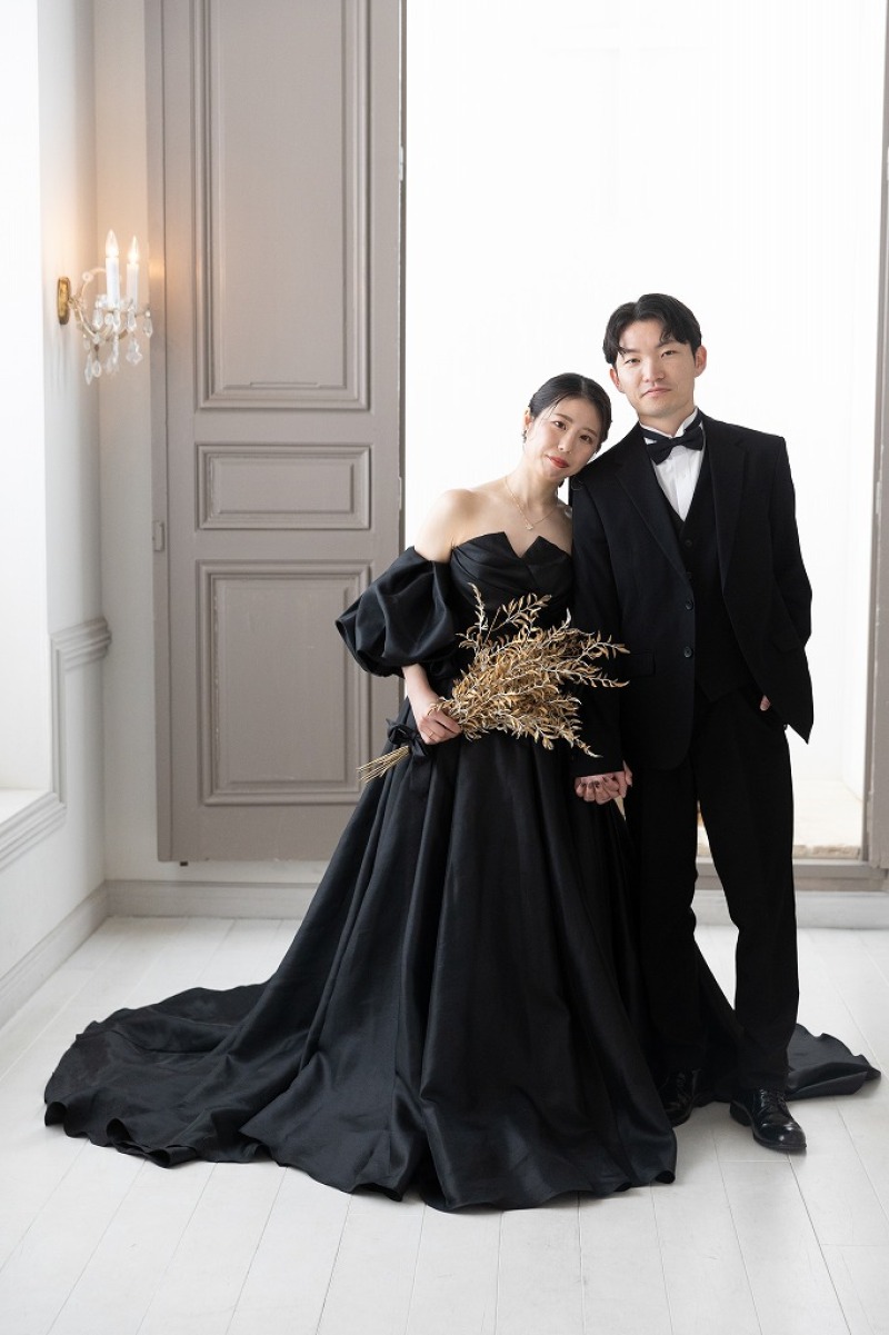 ブラックコーデで可憐に