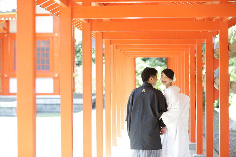 朱色に映えるおふたりの姿。