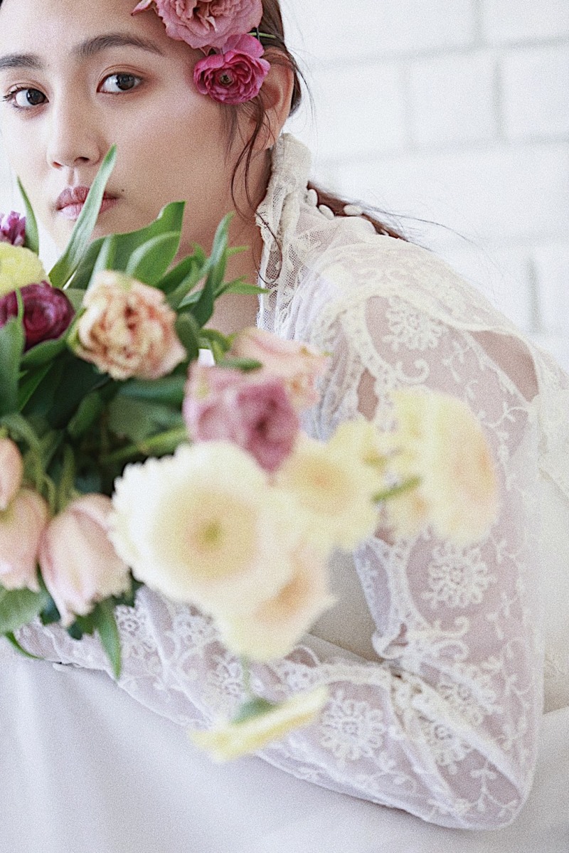 両手いっぱいに生花を持って・・・