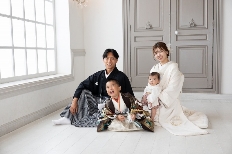 きらびやかな着物姿のお子さま